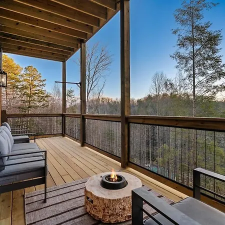 Cozy Cabin Haven 6-Br With Private Hot Tub & Pool